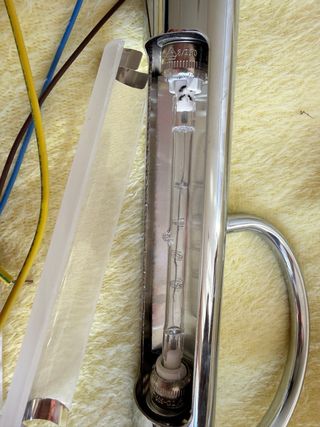 Aplique lineal cromado para espejo