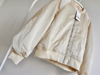 Chaqueta bomber beige dorado Zara