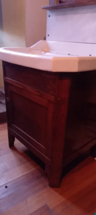 Mueble de baño antiguo con espejo