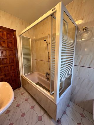 Baño completo rosa: bañera, lavabo, WC, bidé