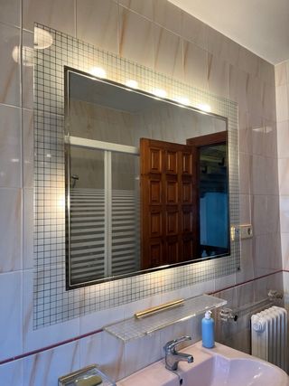 Baño completo rosa: bañera, lavabo, WC, bidé