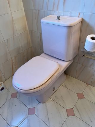 Baño completo rosa: bañera, lavabo, WC, bidé