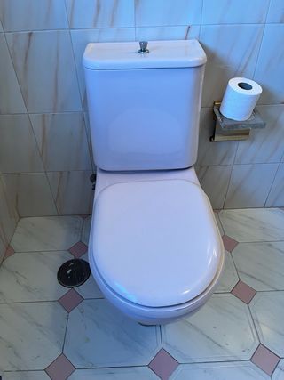 Baño completo rosa: bañera, lavabo, WC, bidé