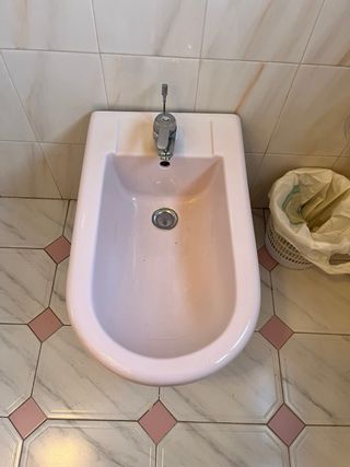 Baño completo rosa: bañera, lavabo, WC, bidé