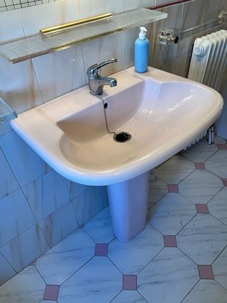 Baño completo rosa: bañera, lavabo, WC, bidé