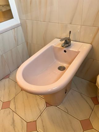 Baño completo rosa: bañera, lavabo, WC, bidé