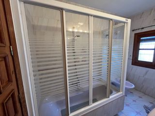 Baño completo rosa: bañera, lavabo, WC, bidé