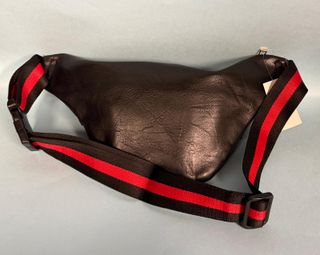 Riñonera negra con detalles rojos