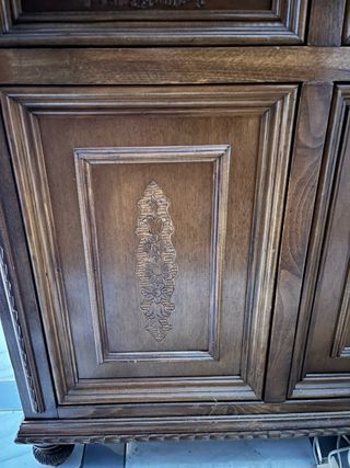 Scrivania classica in legno con cassetti e vetro