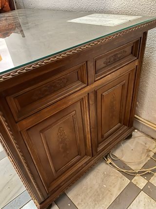 Scrivania classica in legno con cassetti e vetro