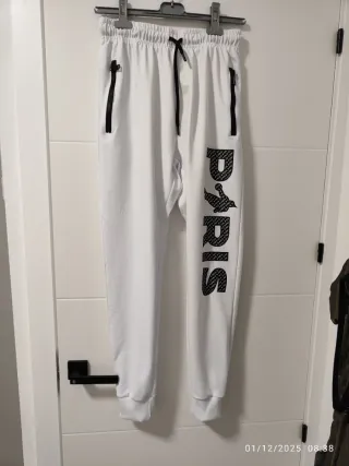 Chándal blanco con cremalleras y logo