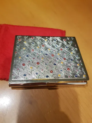 Portasigarette in metallo con fiori