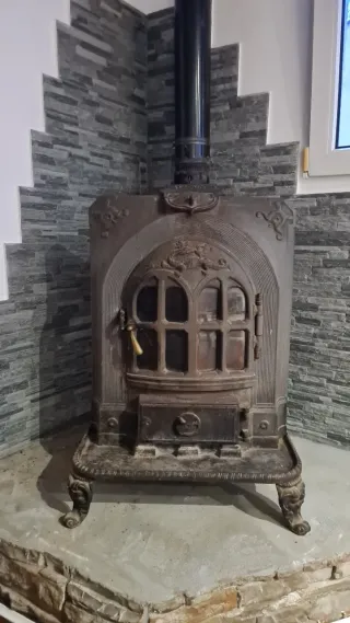 Estufa antigua de hierro fundido salamandra