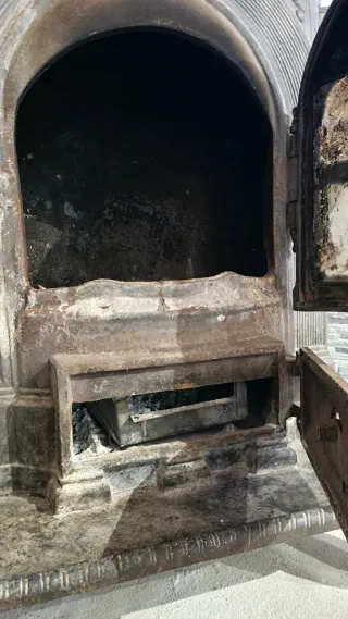 Estufa antigua de hierro fundido salamandra