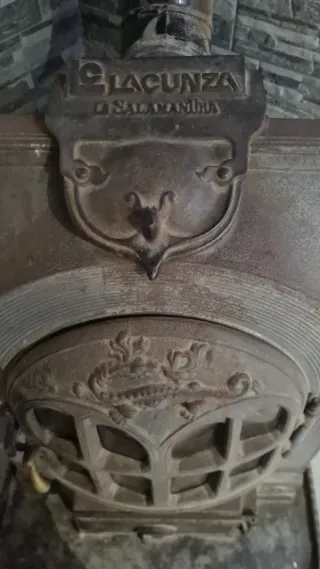 Estufa antigua de hierro fundido salamandra