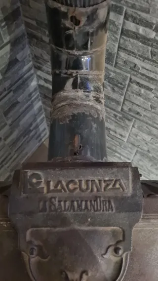 Estufa antigua de hierro fundido salamandra