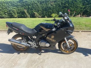 Suzuki GS500F Negra y Dorada