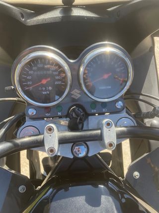 Suzuki GS500F Negra y Dorada