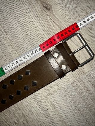 Cintura marrone con borchie