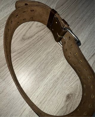 Cintura marrone con borchie