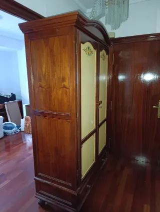 Ropero de madera marrón con detalles