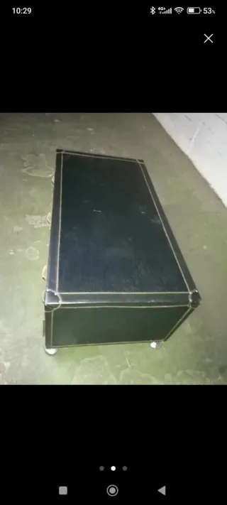 Mesa auxiliar de cuero y metal