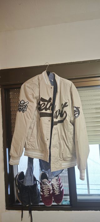 Cazadora bomber beige y negra