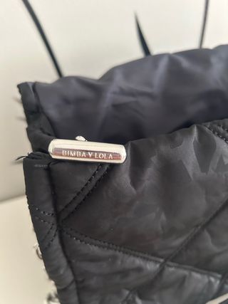 Bolso bandolera negro acolchado