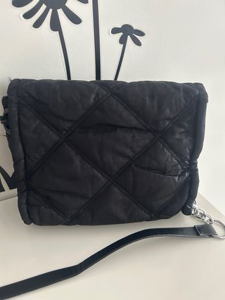 Bolso bandolera negro acolchado