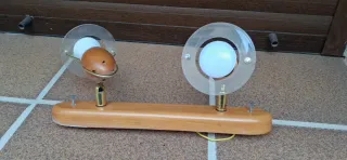 Lámpara de madera y metal