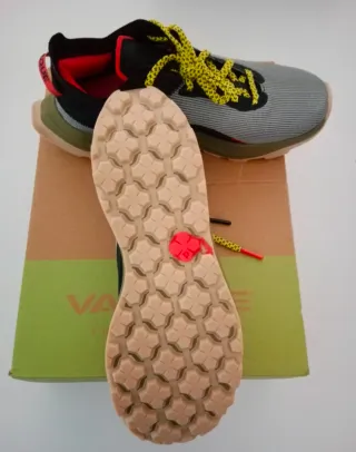 Zapatillas grises y rojas