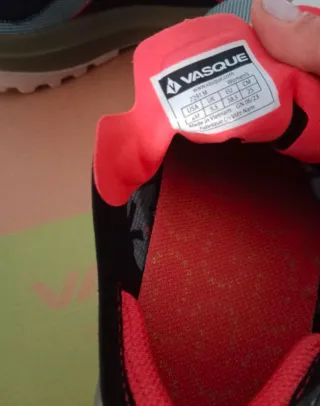 Zapatillas grises y rojas