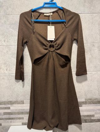 Vestido marrón Stradivarius con etiqueta