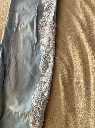 Pantalón vaquero denim claro con corte ajustado