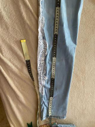 Pantalón vaquero denim claro con corte ajustado