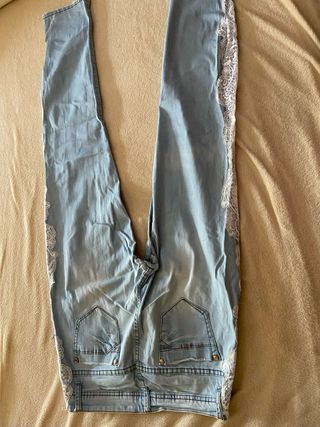 Pantalón vaquero denim claro con corte ajustado