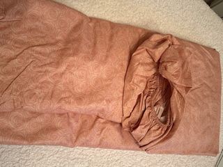 Juego de cama, bajera  ajustable rosa y fundas alm