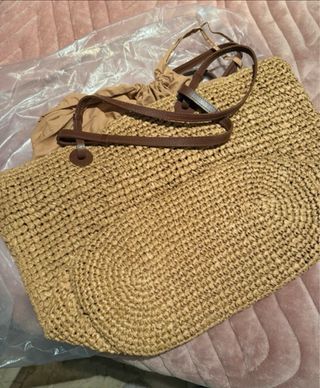 Bolso de rafia con logo,forro con cierre.