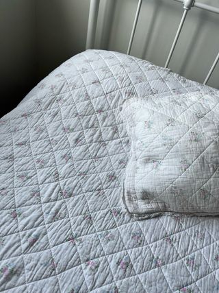 Colcha Zara Home Cama 90 con cojín.