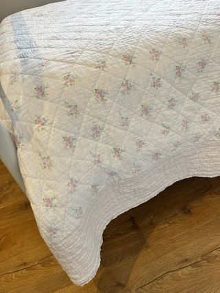 Colcha Zara Home Cama 90 con cojín.