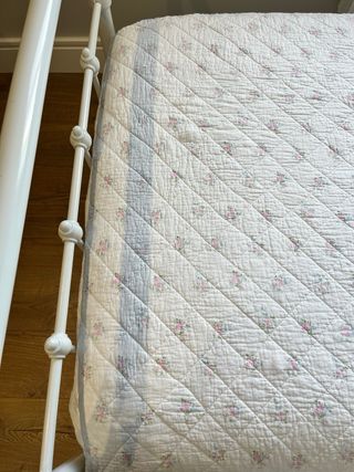 Colcha Zara Home Cama 90 con cojín.