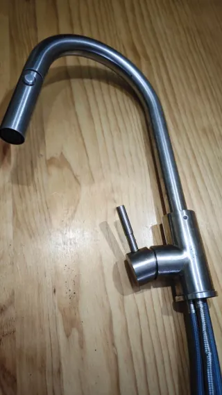 Grifo de cocina metálico plateado