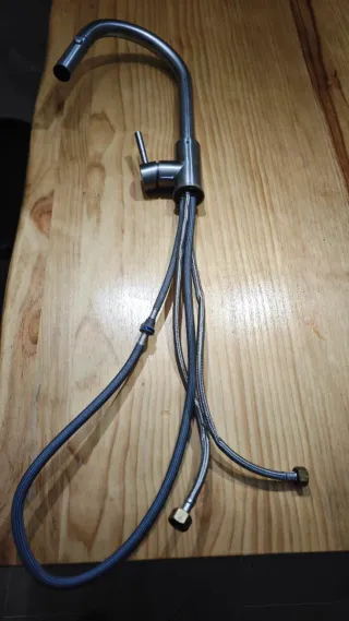 Grifo de cocina metálico plateado