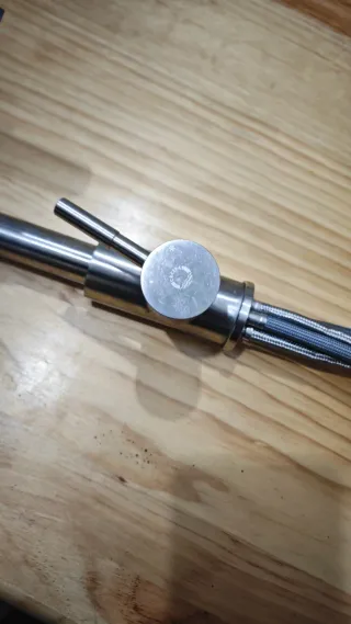 Grifo de cocina metálico plateado