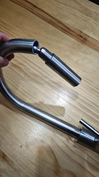 Grifo de cocina metálico plateado