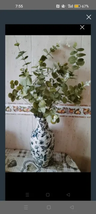 Jarrón de cerámica con hojas artificiales