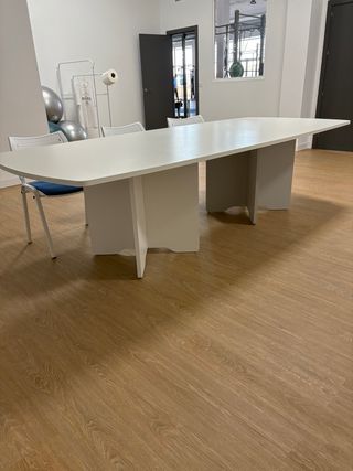 Mesa de reuniones grande para oficina