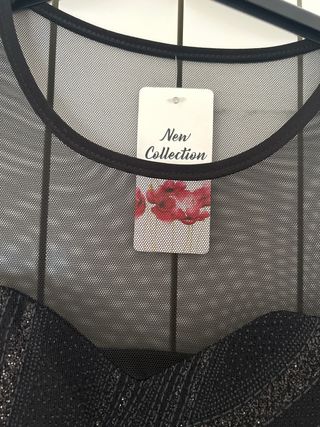 Abito nero con maniche in tulle