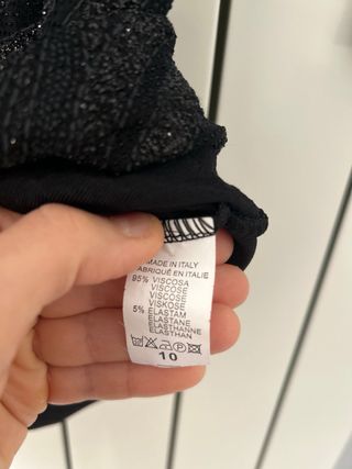 Abito nero con maniche in tulle