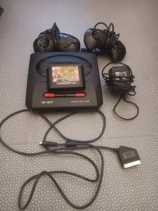 Sega Mega Drive II con 2 controller e gioco